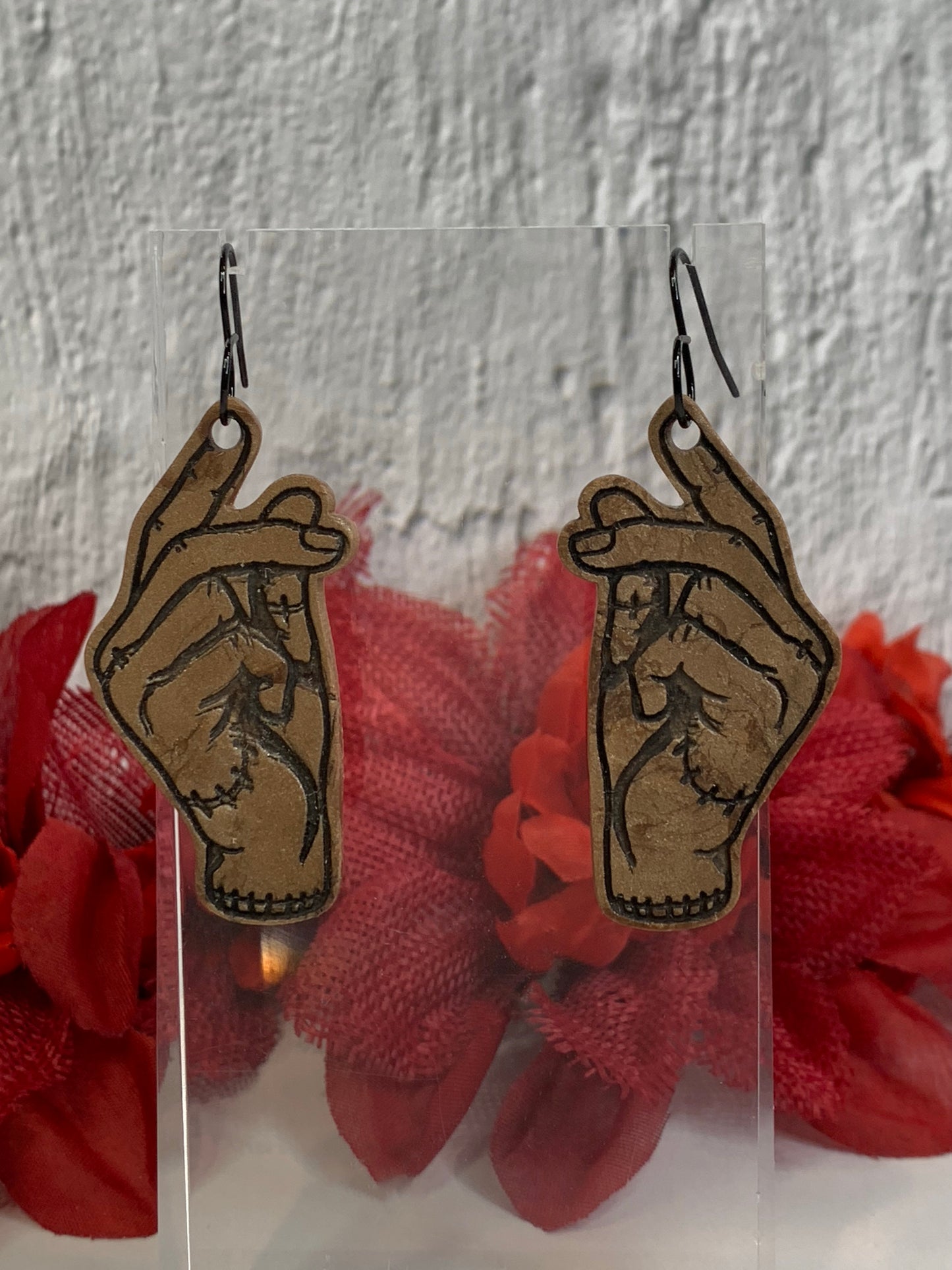 Handmade “Thing” Snapping Earrings — an iconic nod to Wednesday Addams and the Addams Family. These lightweight, hand-cut polymer clay dangles shown in the darker skin tone (available in multiple skin tones) feature high-contrast engraved/inked linework that captures Thing’s snap pose with stitched-wrist detailing. Perfect for Addams Family jewelry, Wednesday Addams earrings, gothic Halloween earrings